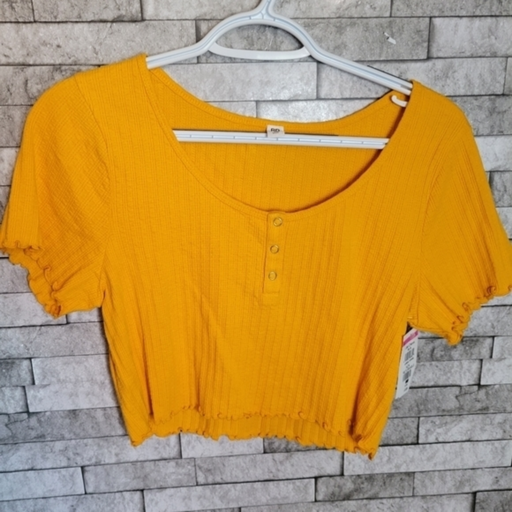 BP. NWT Size Large Ribbed Mustard Lettuce Hem Crop Top 3 Snap